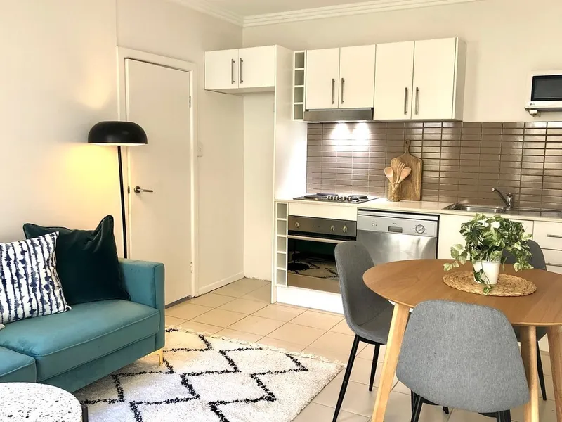 Choice of 2 Modern 1 bedroom units  