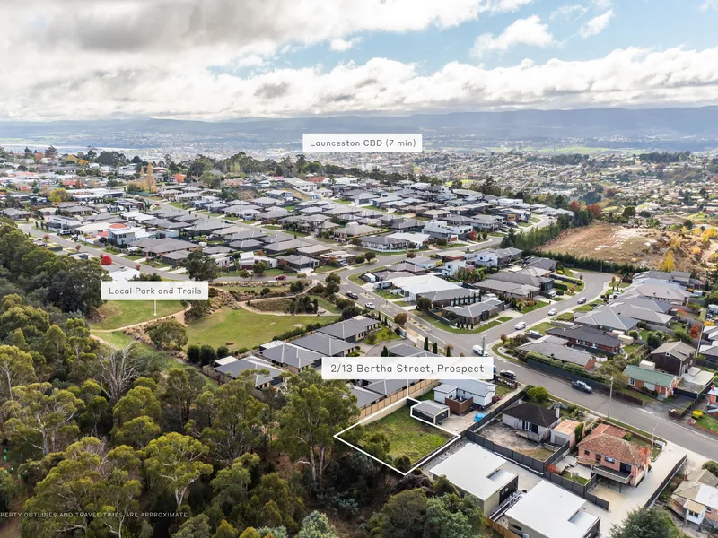 Flat block within walking distance to Old Tudor, IGA & Bus Stop