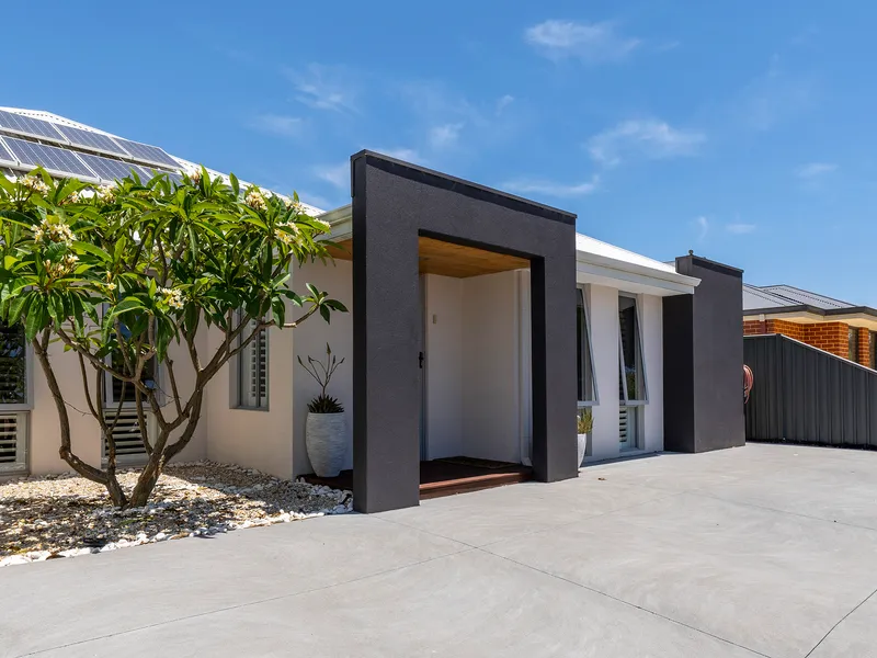 BEAUTIFUL FAMILY HOME WITH POOL! AN ABSOLUTE MUST SEE!
