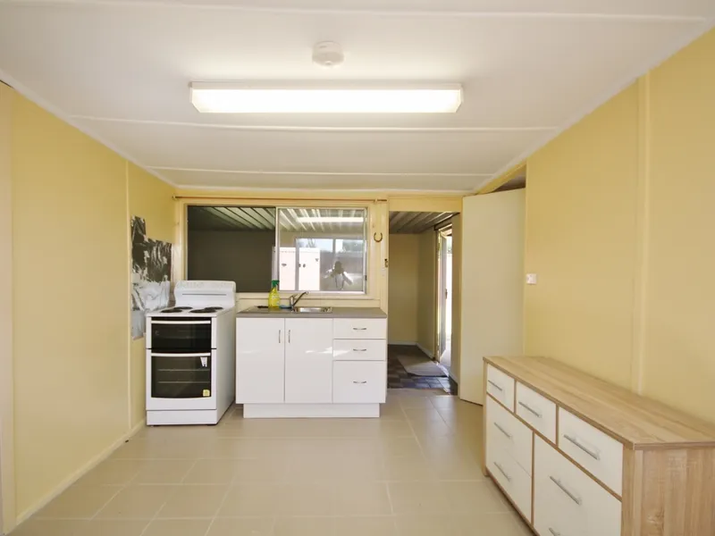 Large 2 Bedroom Granny Flat - Walk to Padstow Train Station & Shops