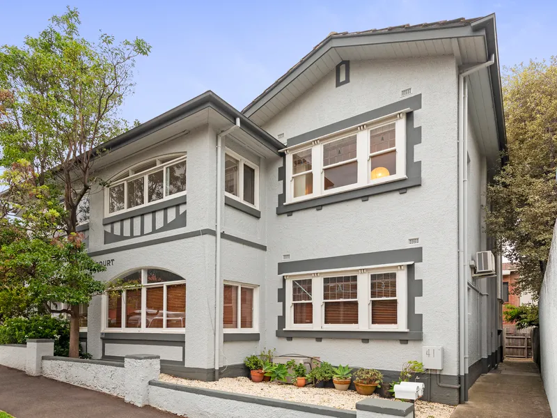 Top-Floor Tranquillity In Terrific Location