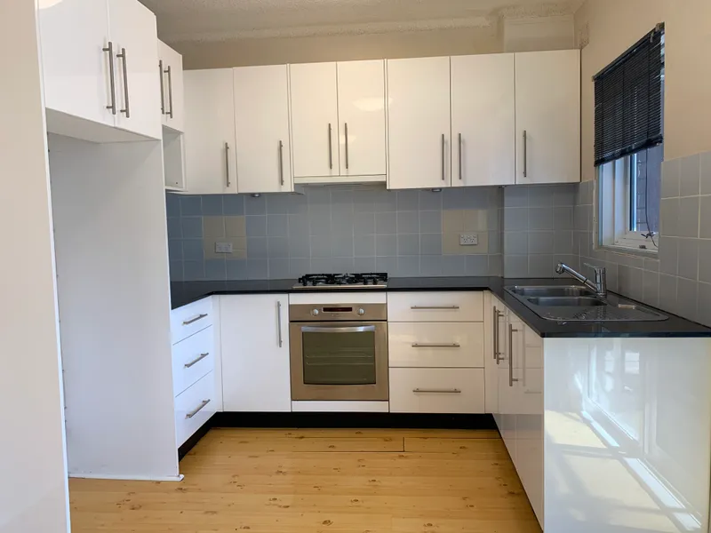2 big bedroom with new kitchen and floorboard for lease in the heart of Botany