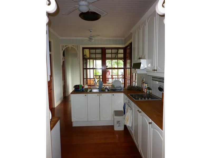BEAUTIFUL HOMELY QUEENSLANDER SO CLOSE TO THE CITY!
