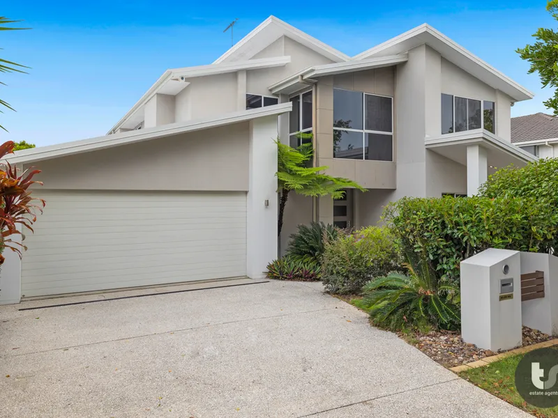 STYLISH 'UPMARKET' LIVING!