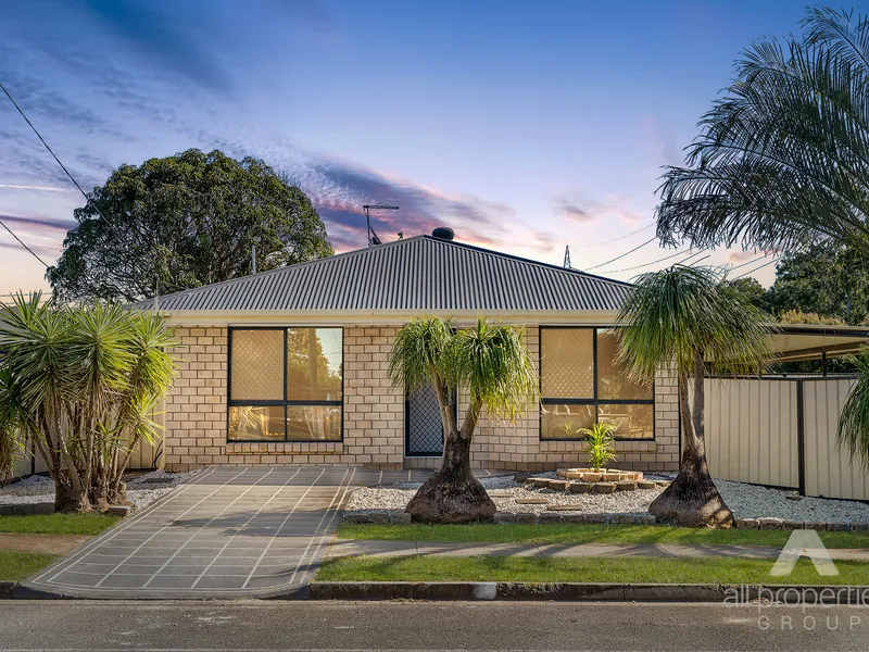 Spacious family home - HUGE 704sqm flat yard in unbelievable location - Jump in quick to secure this one !!!