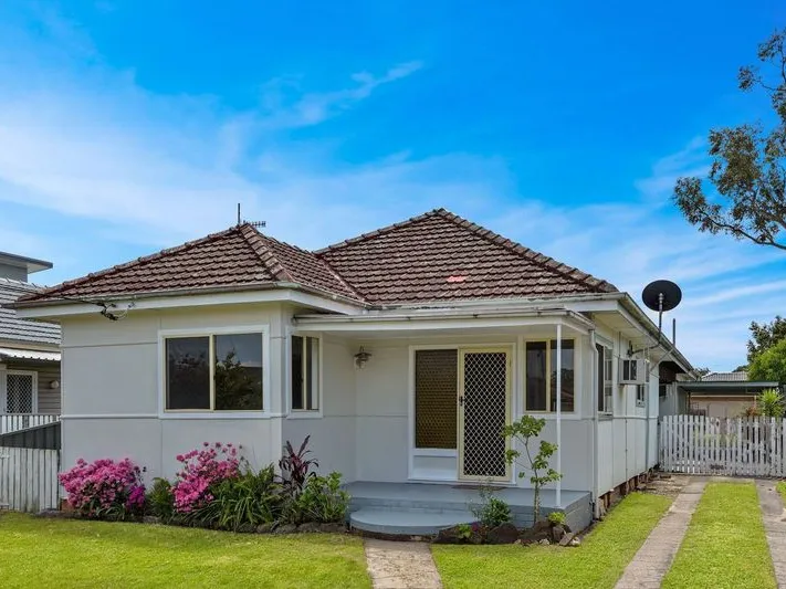 Lovely Four Bedroom Home in Ettalong Beach