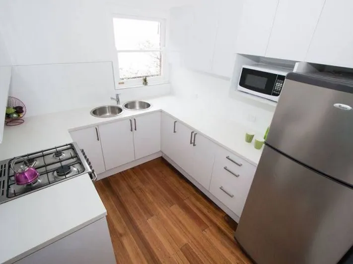 3+MONTHS LEASE - RARE 4BR FULLY RENOVATED APARTMENT NEXT TO BALACLAVA STATION