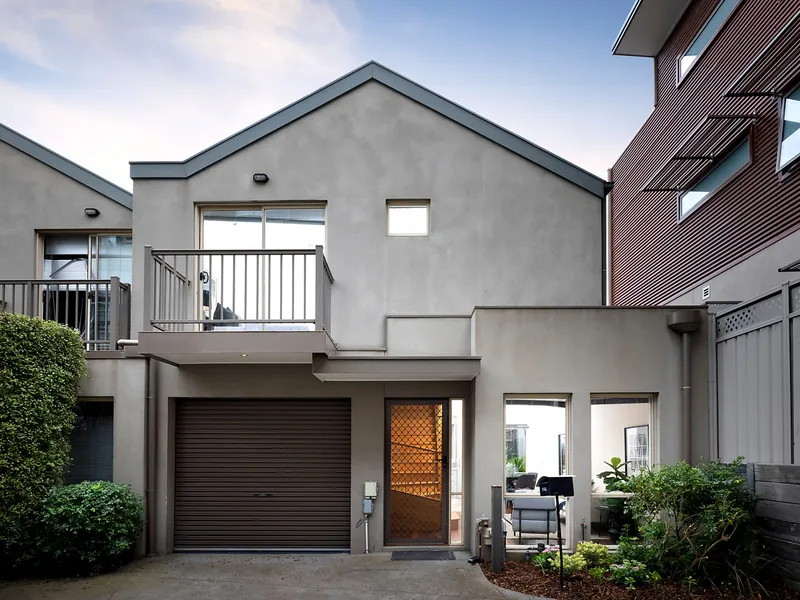 Modern Townhouse, Prime Location!