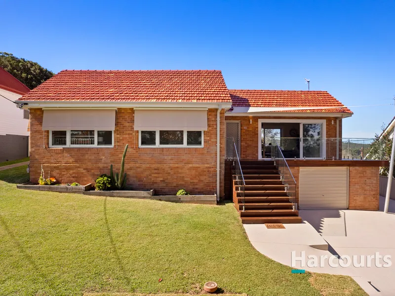 Quiet, Renovated Hideaway Capturing Ocean and Bush Views