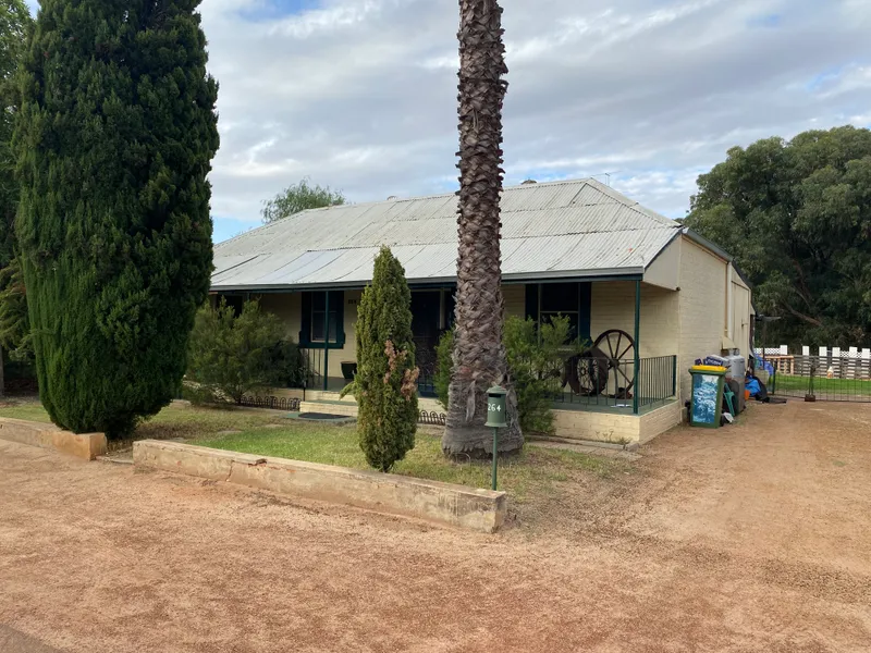 York cottage on large block