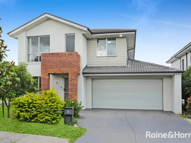 FREE STANDING HOME CLOSE TO EVERYTHING!