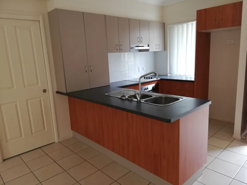 Great condition and location townhouse for rent in Eagleby