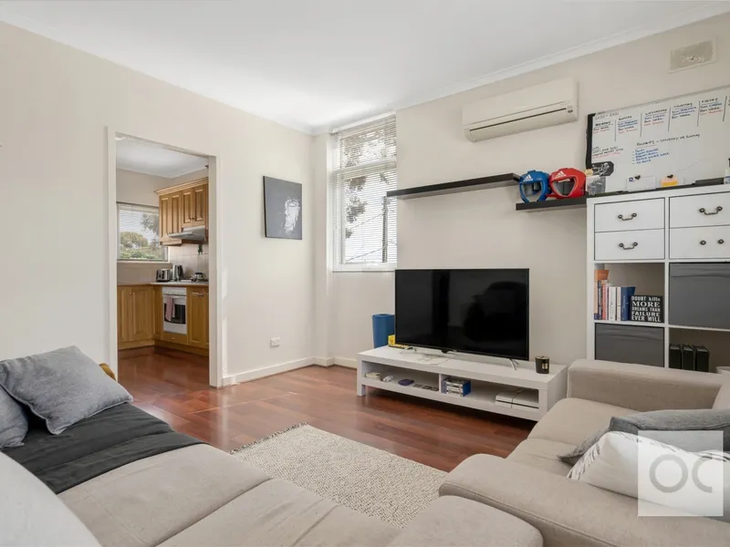 UPDATED 2 BEDROOM UNIT, IDEAL START OR INVESTMENT.