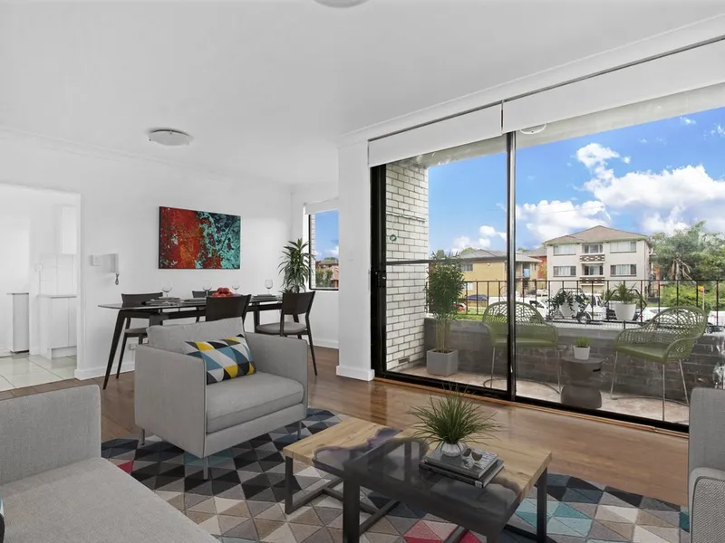 First floor, 2 Bedroom Unit In Convenient Location