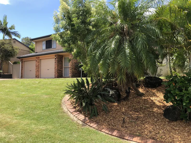 BEAUTIFULLY PRESENTED 4 BDR HOME WITH IG POOL - Summer Special!!