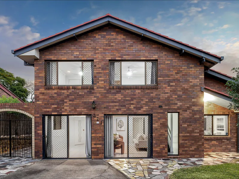 Double Brick Entertainer Close to Everything!