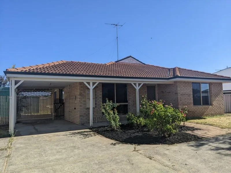 Clean 3x1 rear villa in excellent location close to beach, shops & park