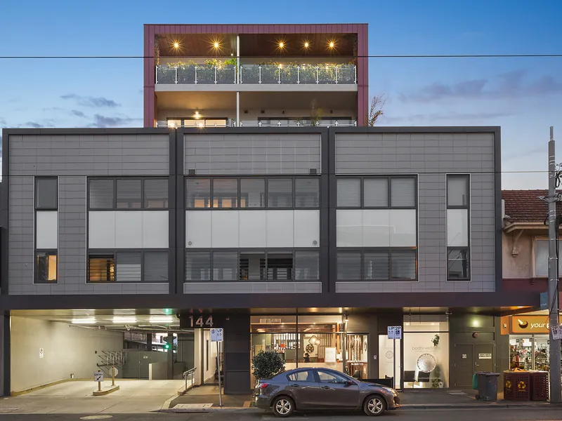 LARGE APARTMENT CLOSE TO CAULFIELD PARK | Besser+Co