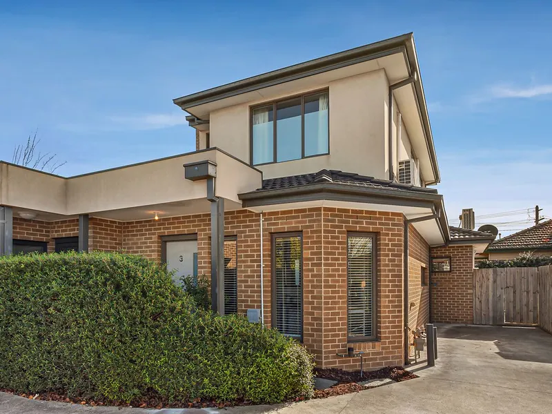 First Class Entry into Fabulous Fairfield. Perfect work from home option