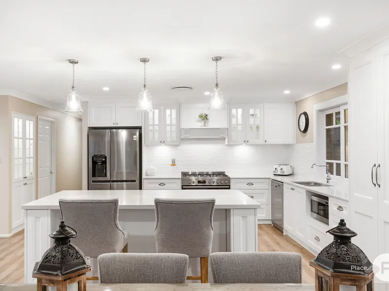 Luxe Lakewood Estate home in the prized Stretton College catchment