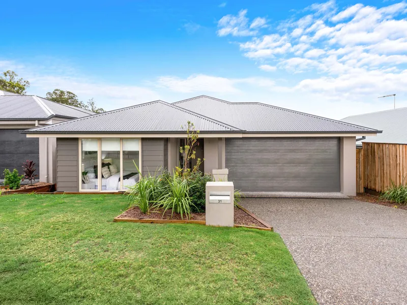 Premium Estate in Fraser Rise, 4 bedder on a decent size block under $675K. Build Prices going up by approx $25K next month, get in now or miss out.