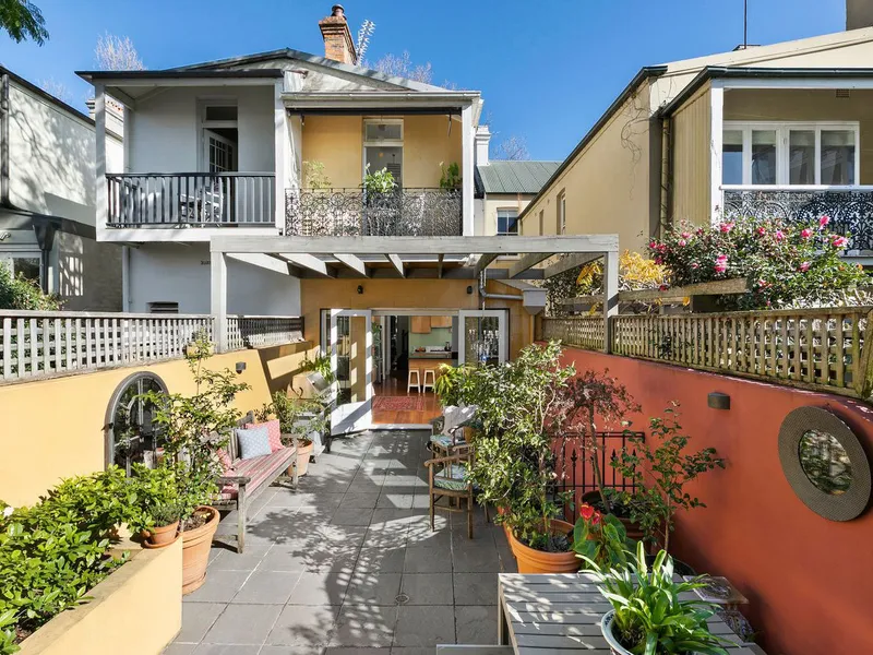 GORGEOUS NORTH FACING FAMILY HOME WITH TUSCAN STYLE COURTGARDEN & LOCK UP GARAGE