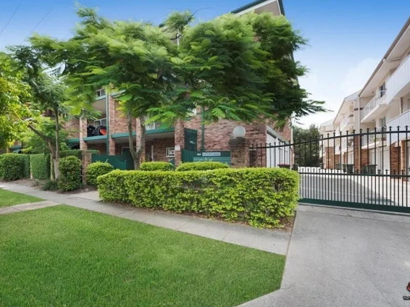 PRIVATE ONE BEDDER WITH COURTYARD LOCK UP GARAGE