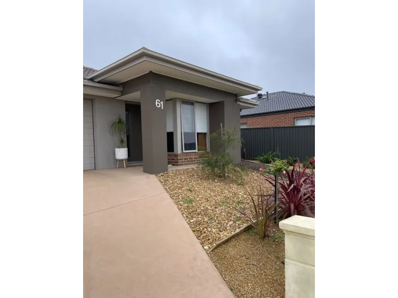 4 BEDROOMS, 2 LIVING IN POPULAR ALFREDTON ESTATE