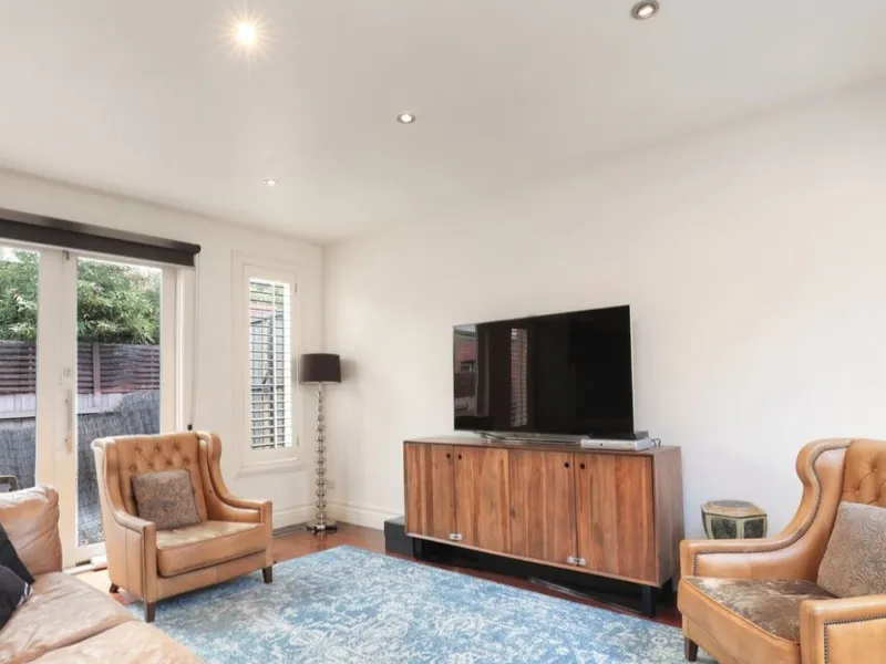 FANTASTIC CONVENIENT LOCATION!!! WELL PRESENTED & SPACIOUS 2 BEDROOM HOME WITH HEATING/COOLING & COURTYARD