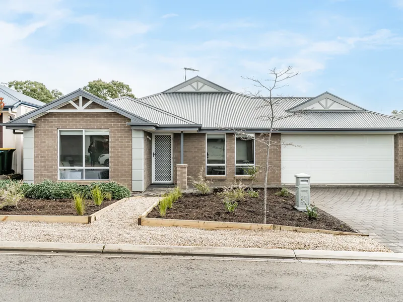 Low maintenance & modern living in great location!