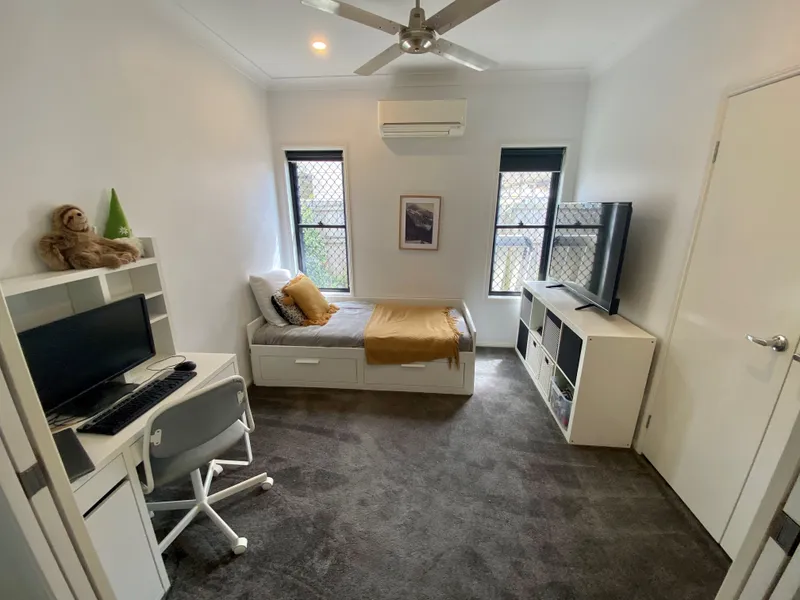 Spacious family home with swimming pool!