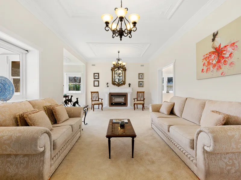 SUNDRENCHED FAMILY HOME - FLEXIBLE LIVING 3-4 BEDROOMS