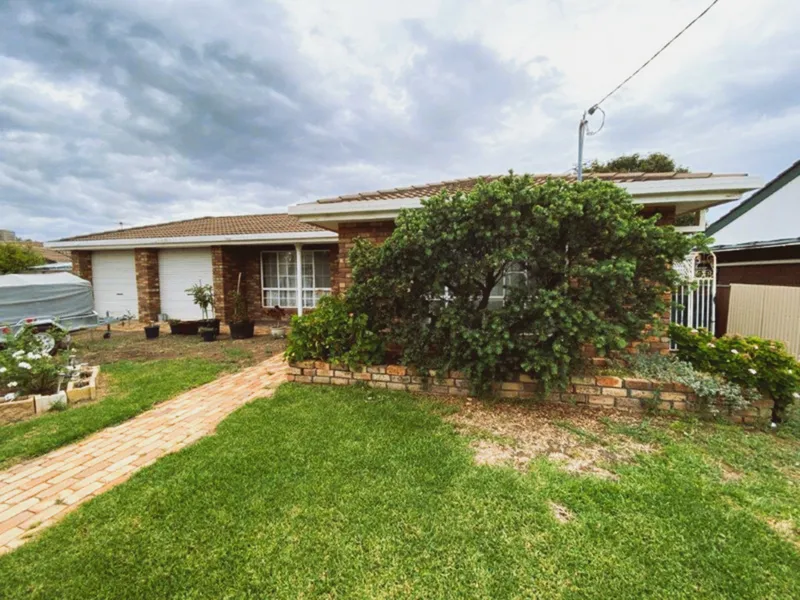 4 BEDROOM BRICK HOME WITH DOUBLE GARAGE & YARD ACCESS