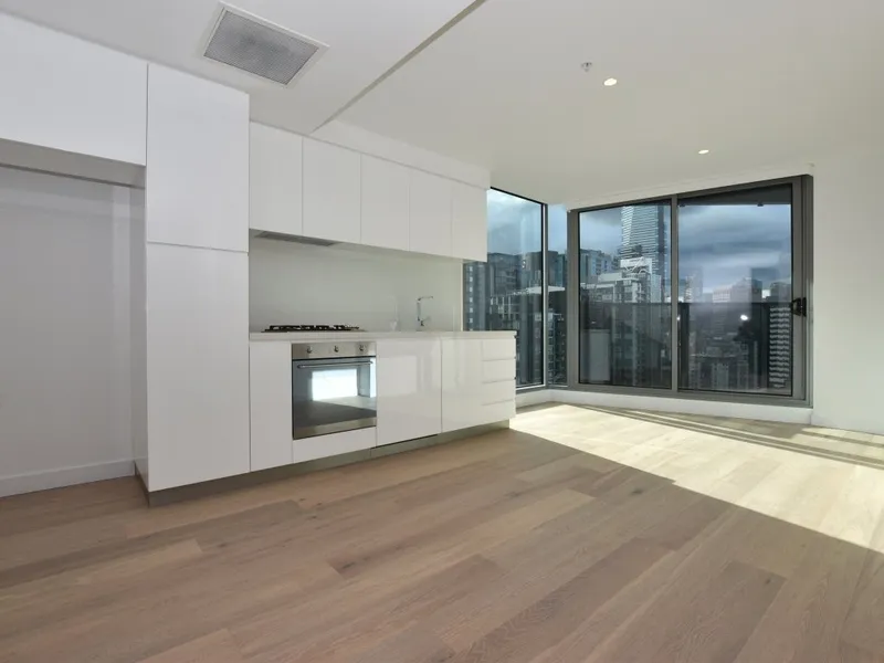 Marco: Two Bedroom Apartment with Modern Finishes in a Prime Southbank Location!