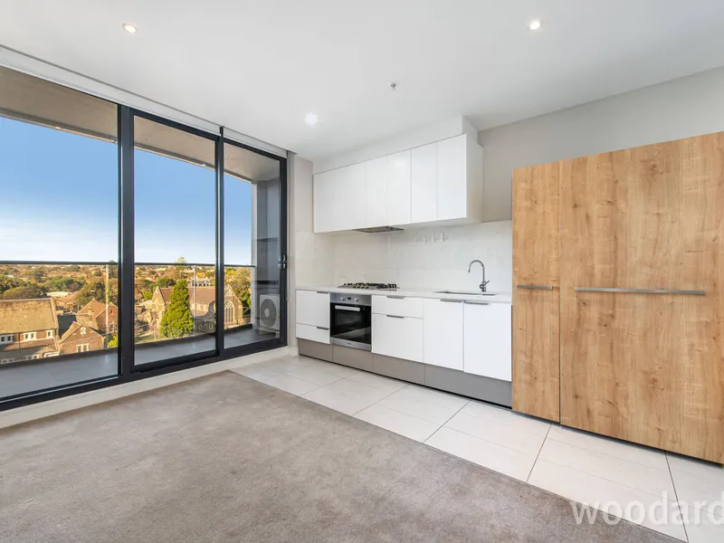 Stunning 6th floor views in the best of lively Hawthorn