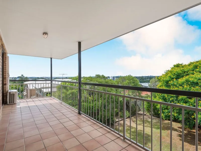 Enjoy this Breezy, Top-Floor Unit with Sweeping Views!