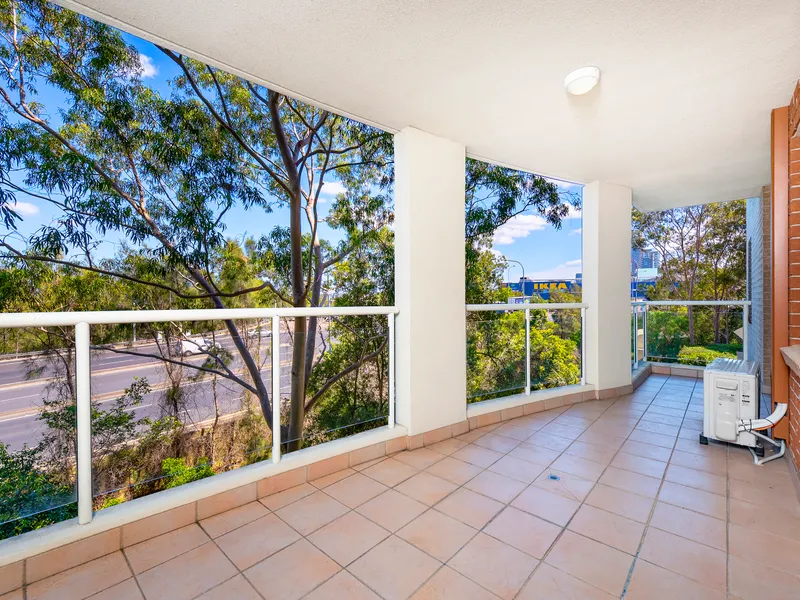 Third Floor Abode Moments to Rhodes Waterside & Shopping