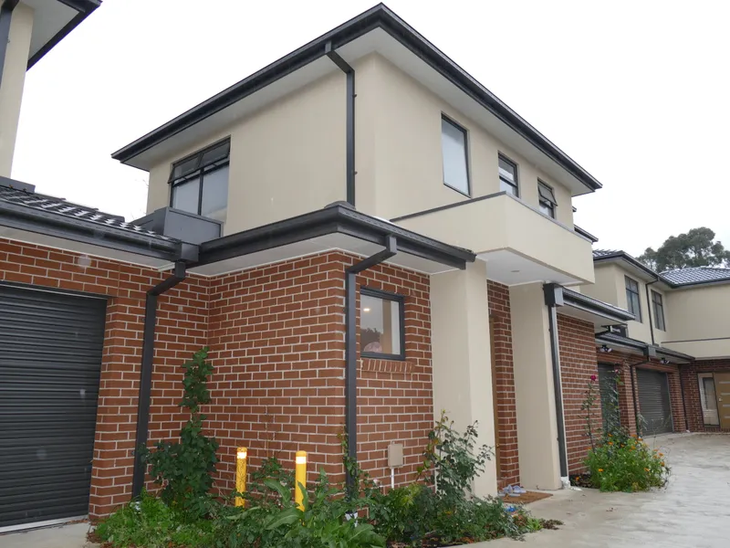 FURNISHED & SPACIOUS TOWNHOUSE