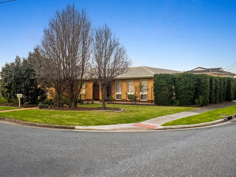 FAMILY ENTERTAINER IN QUIET CUL-DE-SAC OPPOSITE PEACEFUL RESERVE