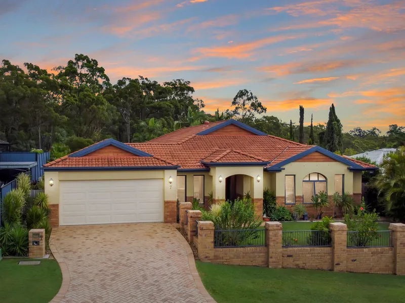 Gorgeous Family Home Offers Luxurious Living Stretton College Catchment !