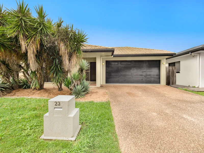 FAMILY HOME MINUTES TO SCHOOLS, SHOPPING, PARKLAND, GOLF COURSE  - TWO SEPARATE LIVING AREAS
