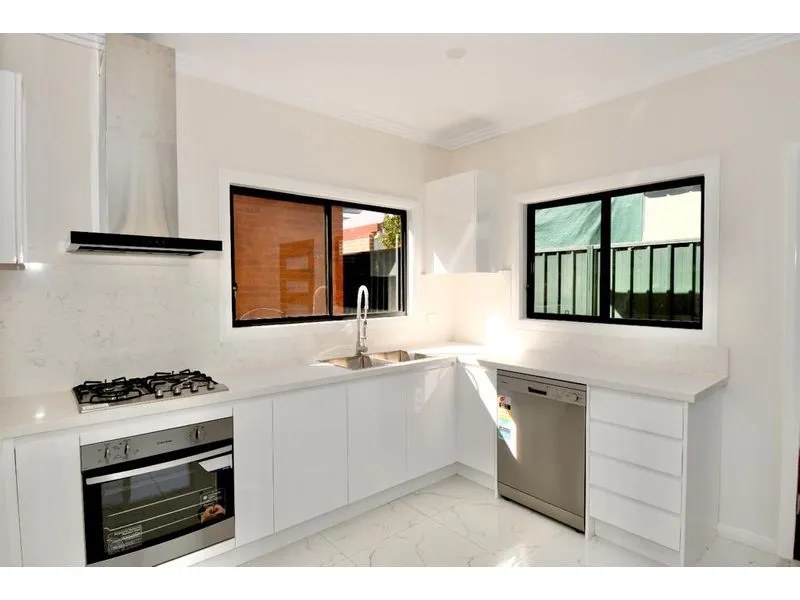 NEAR NEW GRANNY FLAT