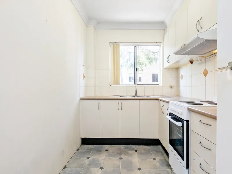 Neat and Tidy 2 Bedroom Unit in Fantastic Location
