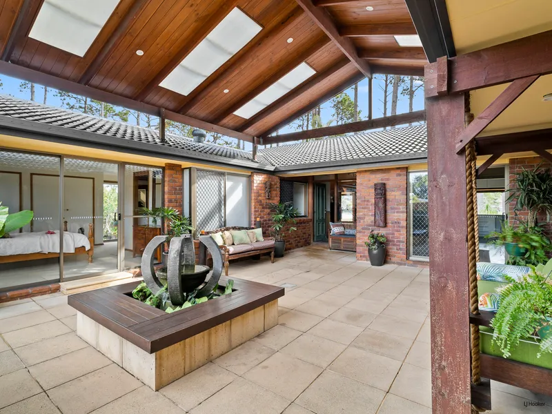 FULLY FURNISHED FOUR BEDROOM HOME - VIEWS OVER PINE LAKE