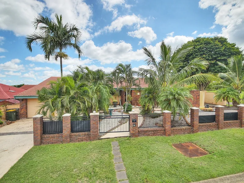 Elegant Home in Robertson State School Catchment