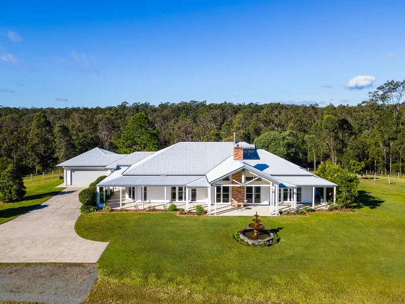 Impressive family entertainer on 40 horse-friendly acres