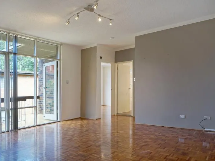 WONDERFUL VIEWS + MODERN APARTMENT. MODERN, WELL APPOINTED 2 BEDROOM