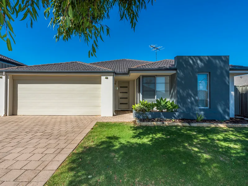 Fabulous Family Home With Walking Distance To The Train