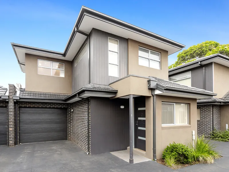 Exquisite Twin-Level Townhouse