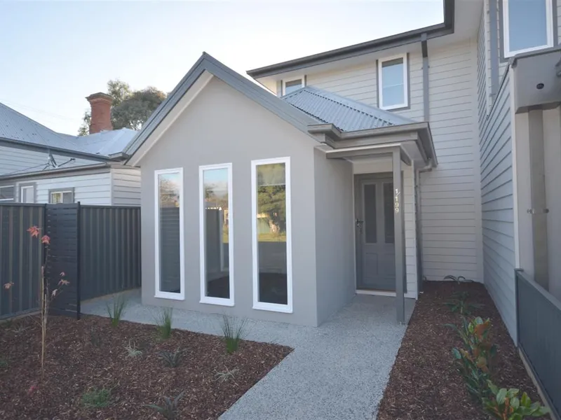 Executive townhouse close to the city centre!